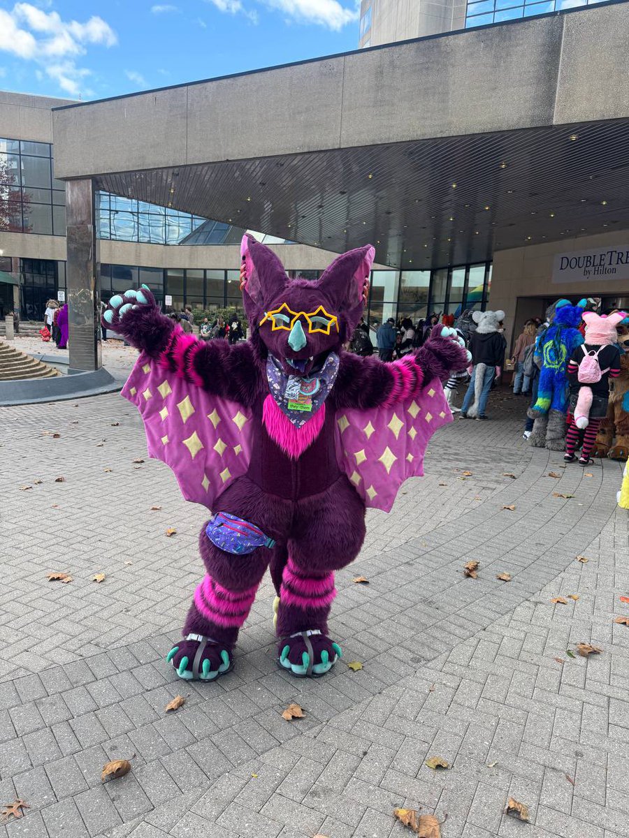 catch me at furpoc in nova the bat this weekend!! it’s her debut con