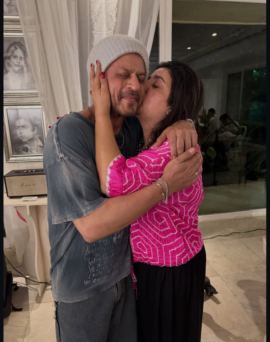 SRKUniverse's tweet image. LATEST
Farah Khan shares heartwarming pictures from SRK&apos;s Alibaug Birthday Celebration, wishes Happy Birthday KING, asking him to continue to ruling for 100 years!❤️👑

HBD BIGGEST MEGASTAR EVER

@iamsrk
#HappyBirthdaySRK 
#SRKDay #KingKhan #King #SRKDay2025 #GlobalStar…