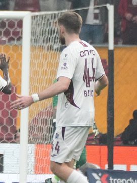 Marco6121's tweet photo. Siz Trabzonspor taraftarına bu akşam ne izlettiniz ya? Batagov 8/7 ikili mücadele ,Pina 13/10 ikili mücadale ile Osimhen ve Barış Alper’e nefes aldırmadılar.
Pina ve Batagov saygı paylaşımıdır. Beğenmek zorunludur. https://t.co/2jl4aujNTU