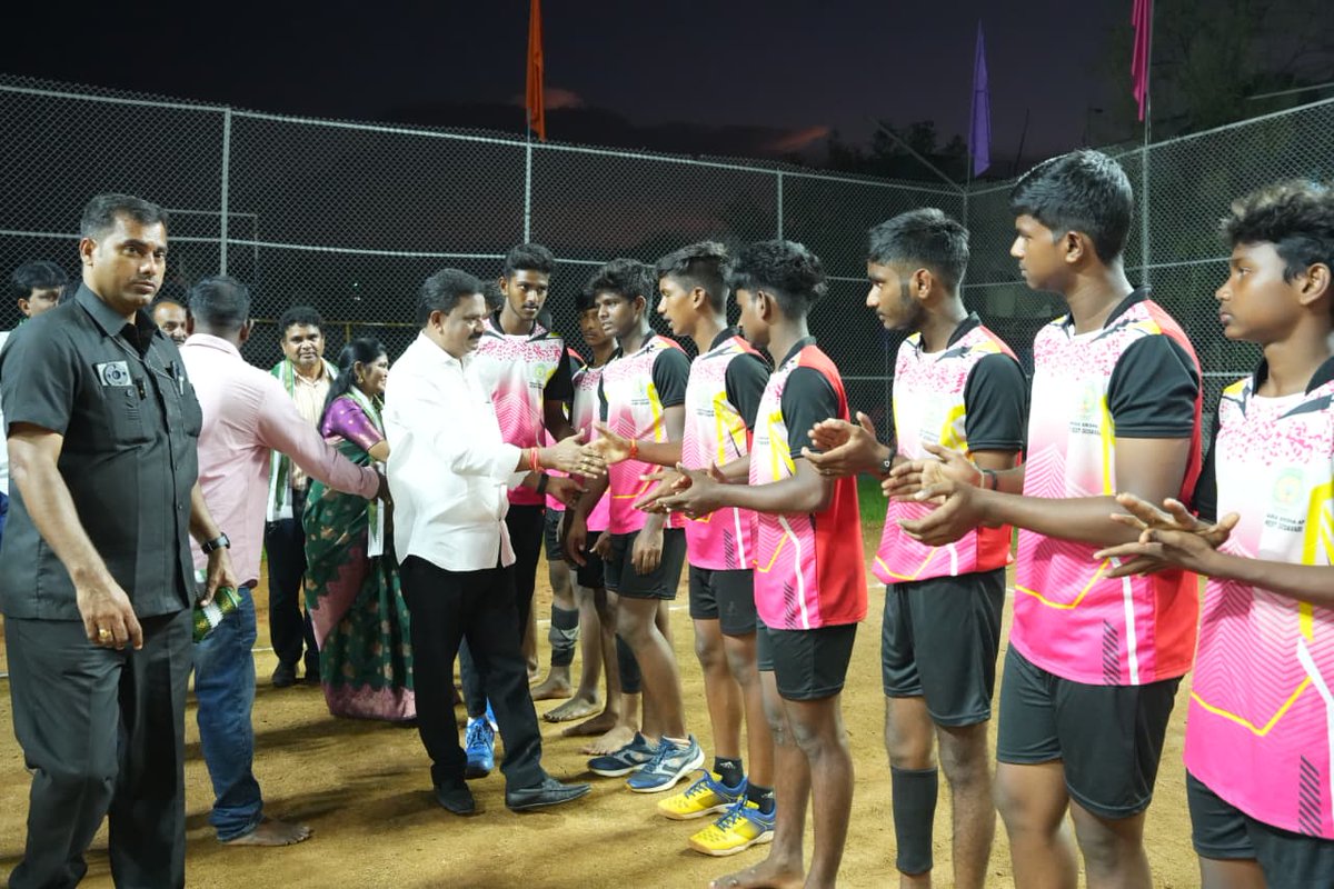 MuppidiOfficial's tweet image. పనిచేసే నైపుణ్యాలను అభివృద్ధి చేస్తాయి. ప్రతి క్రీడాకారుడు తమ ప్రతిభను ప్రదర్శించి రాష్ట్ర స్థాయిలో రాణించాలని ఆకాంక్షిస్తున్నాను.

ఈ సందర్భంగా NDA కూటమి నాయకులు పాల్గొన్నారు.

#MuppidiVenkateswaraRao
#KovvurMLA
#VolleyballChampionship
#YouthEmpowerment
#KovvurConstituency