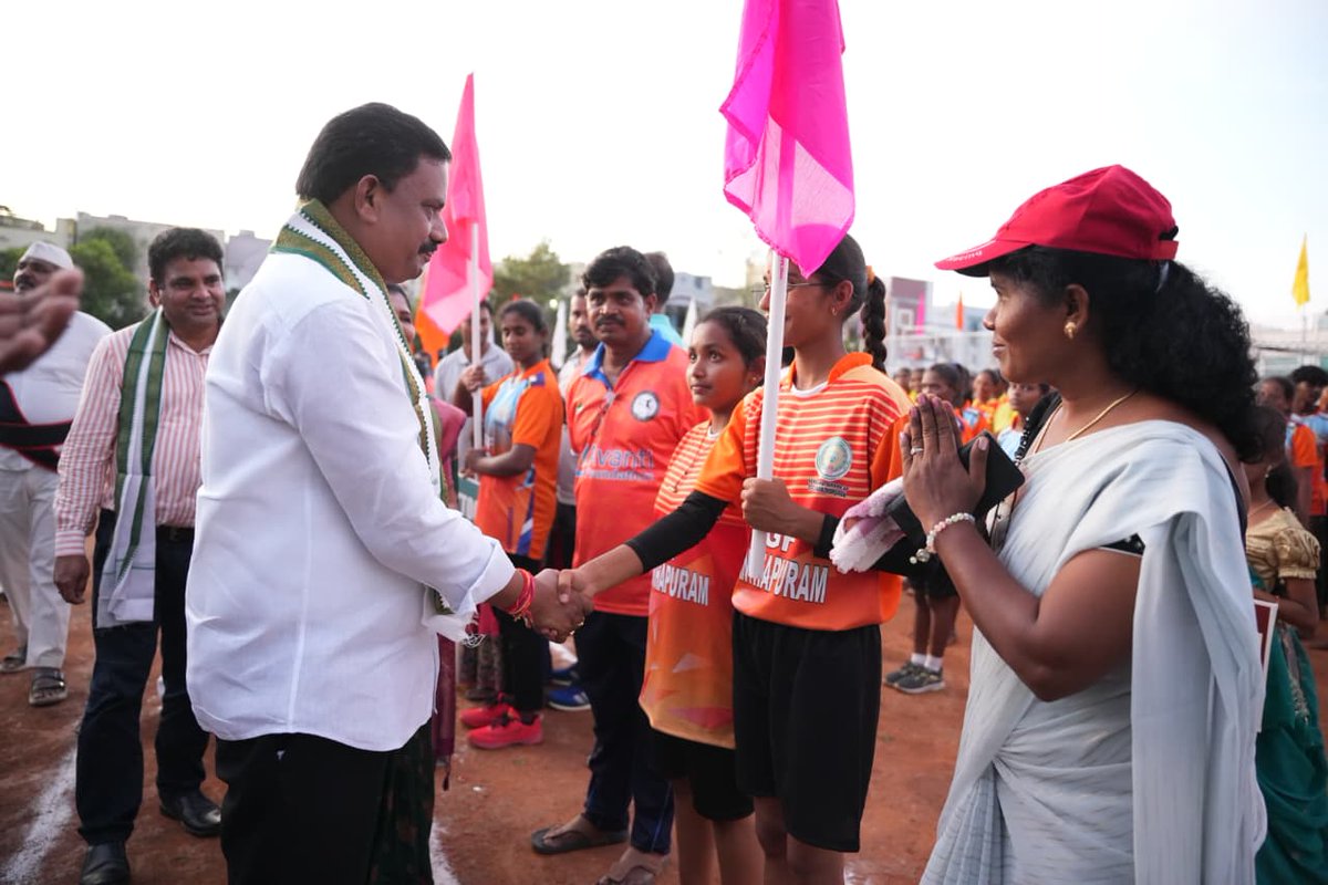 MuppidiOfficial's tweet image. పనిచేసే నైపుణ్యాలను అభివృద్ధి చేస్తాయి. ప్రతి క్రీడాకారుడు తమ ప్రతిభను ప్రదర్శించి రాష్ట్ర స్థాయిలో రాణించాలని ఆకాంక్షిస్తున్నాను.

ఈ సందర్భంగా NDA కూటమి నాయకులు పాల్గొన్నారు.

#MuppidiVenkateswaraRao
#KovvurMLA
#VolleyballChampionship
#YouthEmpowerment
#KovvurConstituency
