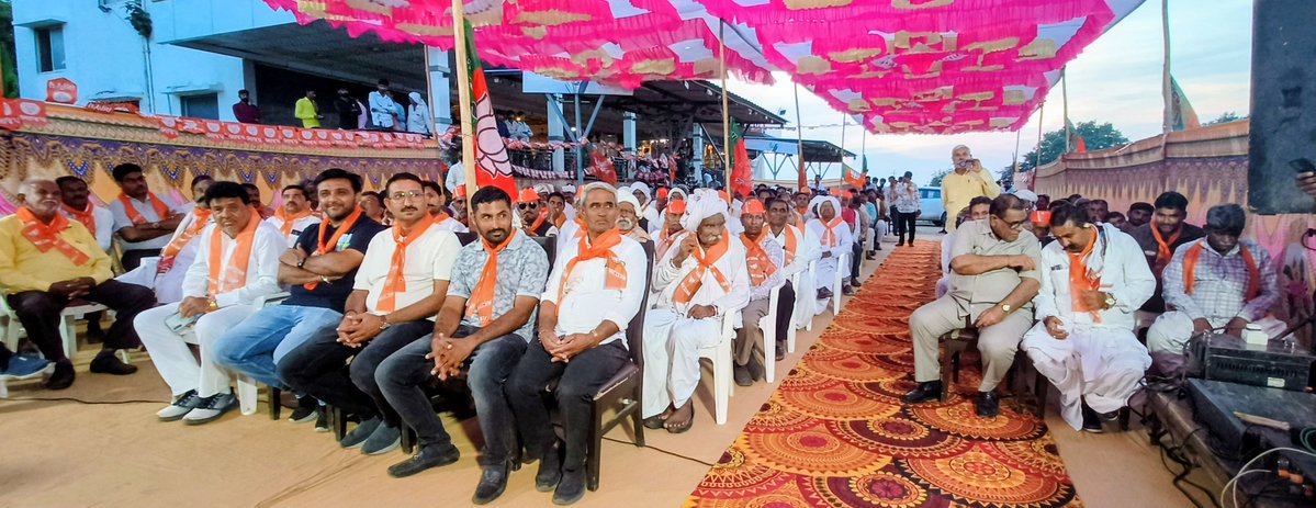 vikashrajgor's tweet image. 🪷 નૂતનવર્ષ સ્નેહમિલન સમારોહ 🪷

રાપર તાલુકા ભારતીય જનતા પાર્ટી દ્વારા જિલ્લા પંચાયત સીટ ગાગોદર ના મેવાસા પાટીયે ખાતે  આયોજીત આત્મા નિર્ભર ભારત અંર્તગત “નૂતનવર્ષ સ્નેહમિલન સમારોહ”   અવસરે કરછ જિલ્લાપંચાયત ના અધ્યક્ષ શ્રી Janaksinh Jadeja  , 
#AatmanirbharBharat 
#HarGharSwadeshi