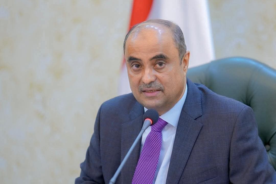 فعلها رئيس الوزراء سالم بن بريك وانتزع الصلاحيات الكاملة من مجلس القيادة الرئاسي، وأصبحت إدارة الدولة بيده الآن!
الكرة في ملعب رئيس الوزراء بتنفيذ قرار مجلس القيادة، وأهمها إغلاق الحسابات الحكومية بالصرافات والبنوك التجارية وتوحيد أسعار النقط وجمع الإيرادات بالبنك المركزي..
إذا