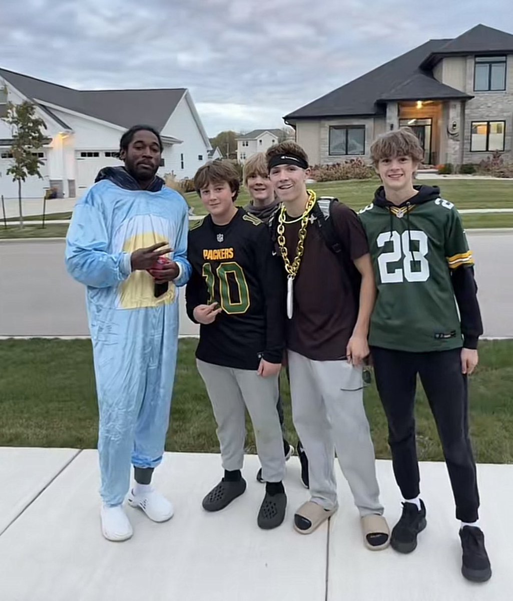 Romeo Doubs taking pics with fans last night.

This is your favorite corner’s worst nightmare on Sunday 🔥🔥