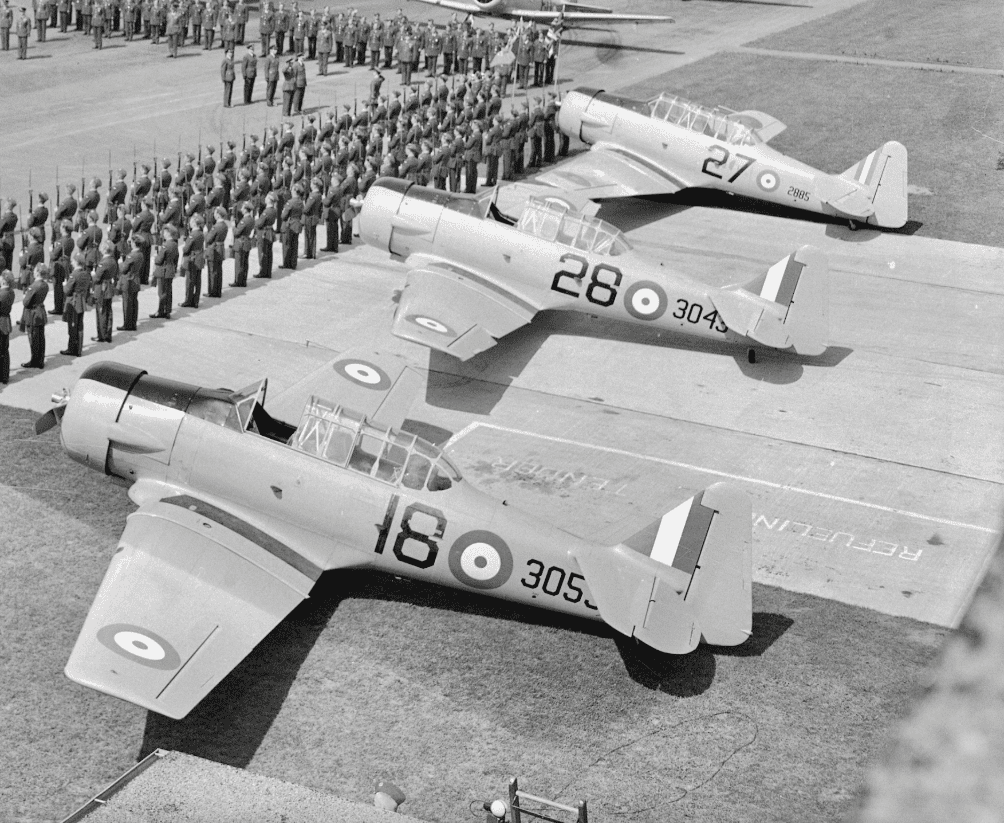 sentandoapua's tweet photo. Aeronave de treinamento North American AT-16 Harvard II da RCAF, 1941
#aviação #militar #historia #WWII #treinamento #Canadá #AT16 https://t.co/CALr8IPuj4