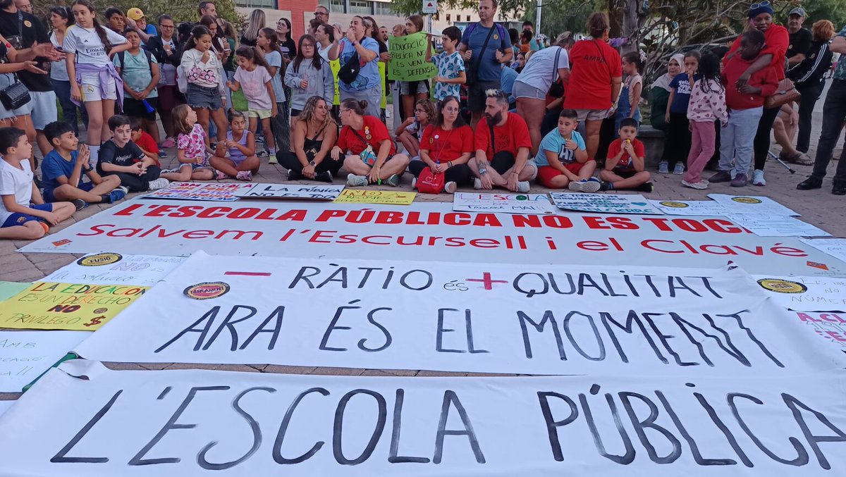 Mestres i families determinats a impedrir el tancament d’escoles púbiques fmwripollet.cat/mestres-i-fami… via <a href="/fmwripollet/">fmwripollet.cat</a>