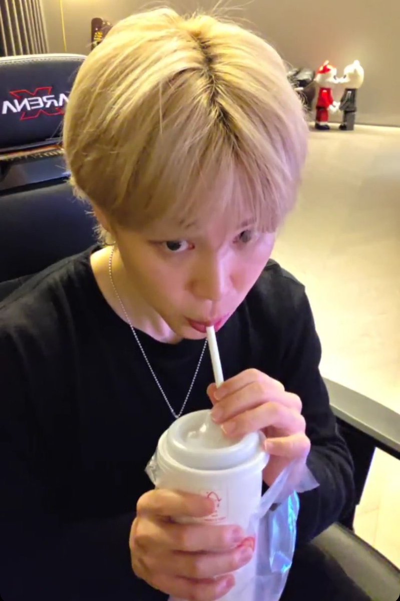 No puede ser 🤣😭 ¿Los antis enojados porqué Jimin estaba comiendo? Este es el nuevo mínimo. Las papitas, la hamburguesa y el fresco 🤣 sin duda despierta el enojo del planeta entero.