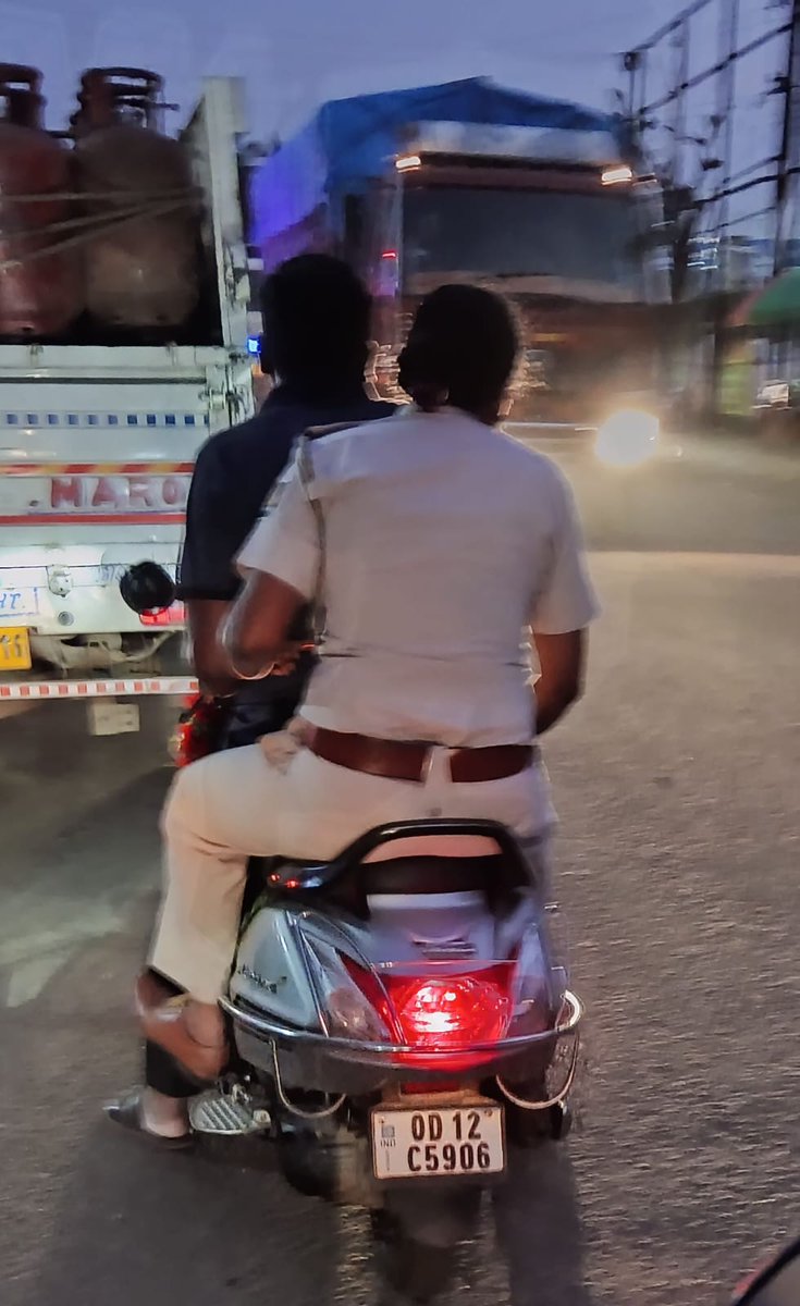 Gourisahoo33781's tweet photo. 🚨 Today I observed a policeman traveling in the back seat of an auto without wearing a helmet. Safety rules should be followed by everyone-especially those who enforce them. #khordha @CMO_Odisha @MORTHRoadSafety @homeodisha @rto_bbsr2 @RtoBbsr_I @cpbbsrctc @CTOdisha @DMKhordha https://t.co/ef0Nvv35l9