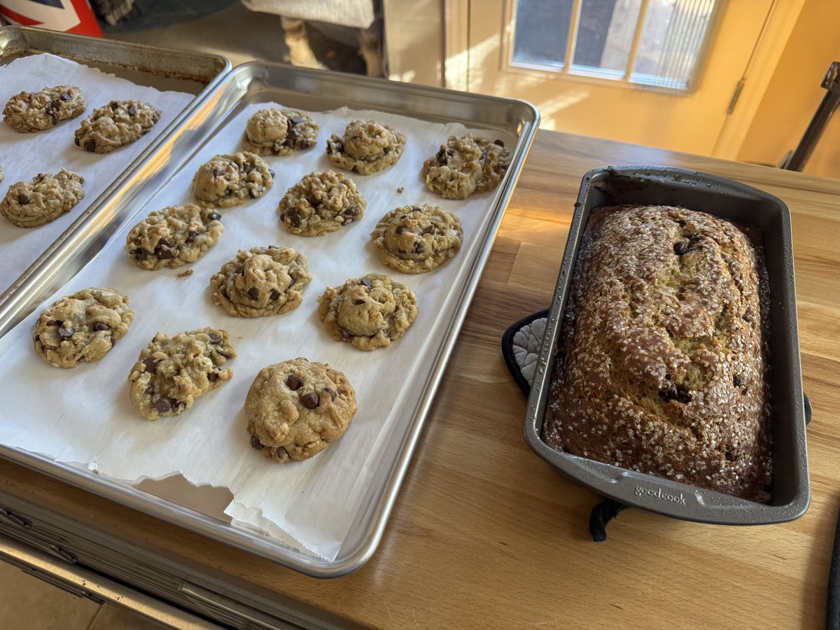 itsgrouchh's tweet photo. Some fall baking this afternoon! Chocolate chip banana bread and chocolate chip rice crispy cookies! 🍂❤️🍪 https://t.co/U7ZhthUSo4