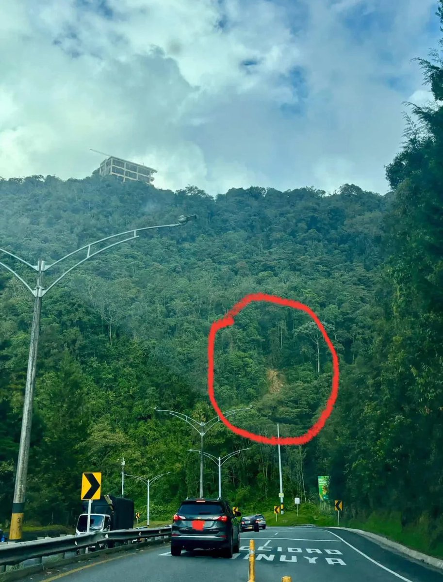 jorgetorresra's tweet image. La construcción en las laderas del Alto de Palmas debe ser suspendida de inmediato hasta esclarecer el cumplimiento del POT de Envigado.
La protección del borde de montaña no es opinable, es mandato legal:

📌 Ley 388/97 – Art. 35: protección de áreas de riesgo y valor ambiental.…