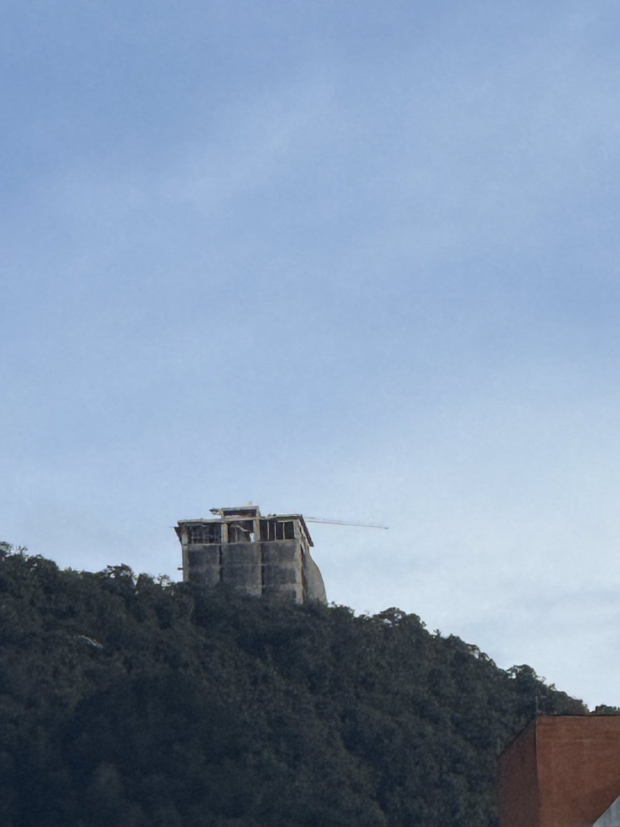 jorgetorresra's tweet image. La construcción en las laderas del Alto de Palmas debe ser suspendida de inmediato hasta esclarecer el cumplimiento del POT de Envigado.
La protección del borde de montaña no es opinable, es mandato legal:

📌 Ley 388/97 – Art. 35: protección de áreas de riesgo y valor ambiental.…