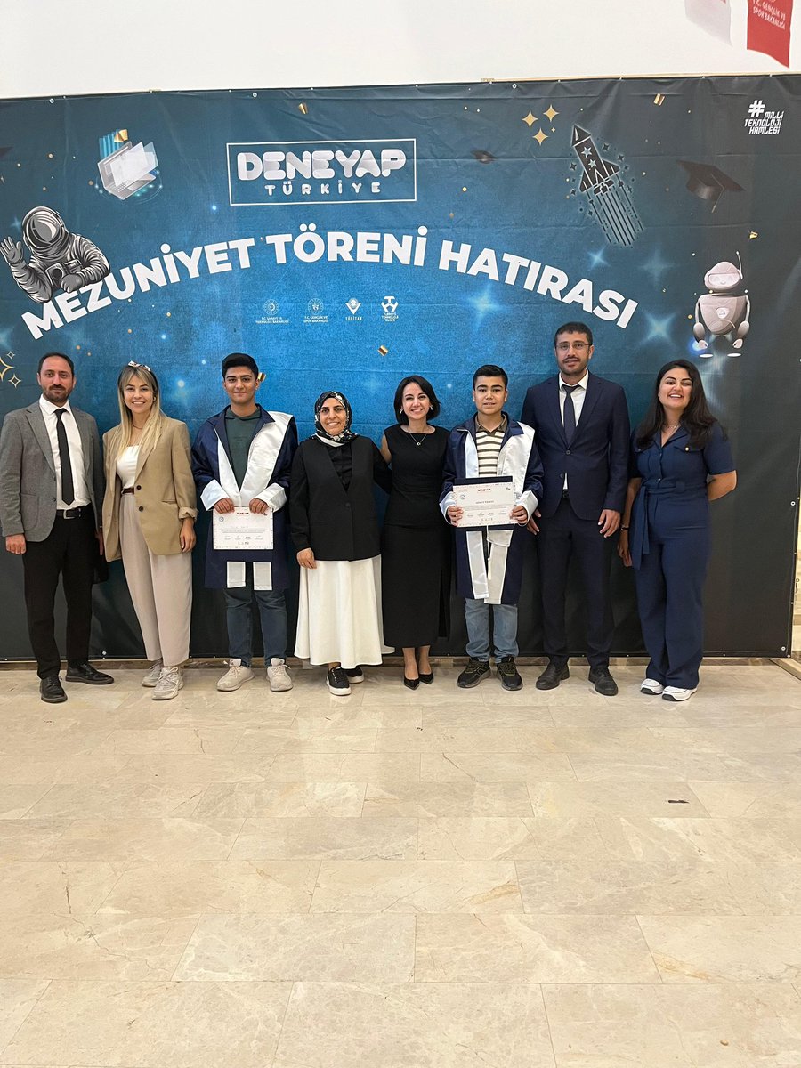 📍Deneyap Mersin ve Tarsus Gençlik Merkezleri
Bugün, emekle, sabırla ve azimle dolu bir yolculuğun sonuna geldik.
Deneyap Atölyesi 158 öğrencilerimiz mezun oldu! 
Teknolojiye, bilime ve yeniliğe adım atan gençlerimizi tebrik ediyor, başarılarının devamını diliyoruz. 🚀