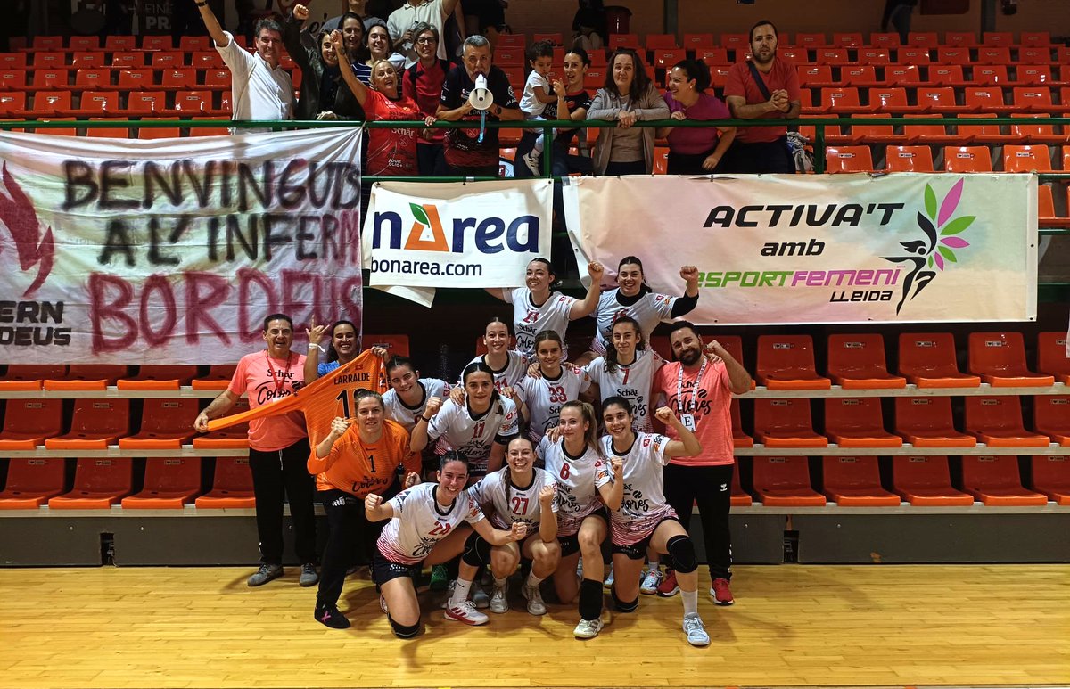 ¡Los dos puntos se vienen para casa! <a href="/LleidaHC/">Lleida Handbol Club</a> 15-18 Schär Colores #Zaragoza. Excelente trabajo de todo el equipo que sirve para sumar dos puntos muy importantes ante otro rival directo
#TodoalRojo #SomosdeColores #SientelosColores