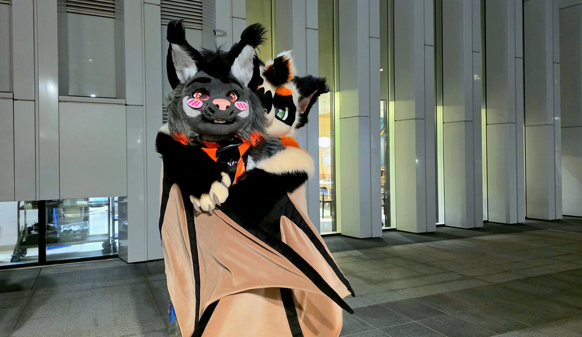 I'm not cold tonight!
<a href="/KaparoFur/">Kaparo</a> is here to reheat me! 🔥