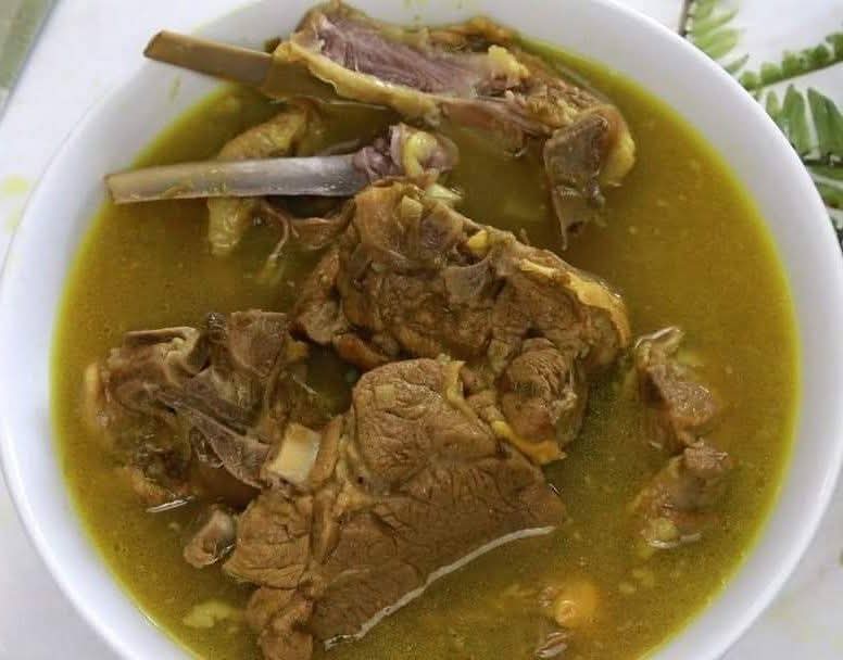 يقول علي ولد زايد .. مايردع البرد رادع
إلا الزبيب والهريشة .. ولاجهيش الروابع
وإلا عسل لونه أبيض .. من حق علان وسابع
وإلا لحوم المراعي .. من ضان أو تيس رابع
وإلا عسل سدر نضاح .. وللشفاء خير نافع
وإلا حليب البكارى .. من الإبل خير دافع
هذه حياة البداوة .. ياليت وانا مزارع