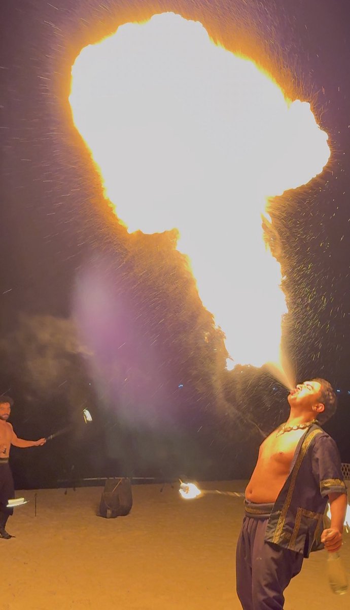 لو قال لي أحد في 2017:
بعد 8 سنوات بتحجز رحلة طيران سياحية فاخرة داخل المملكة وتحجز القطار للمطار أونلاين وتسافر فقط بجوالك ويستقبلك طاقم سعودي محترف في الضيافة وتسكن شاليه على البحر الأحمر وشاطئ تركوازي ورمال بيضاء…
ما كنت صدقته.

لكن بعد زيارتي لجزيرة شورى أيقنت إن السياحة