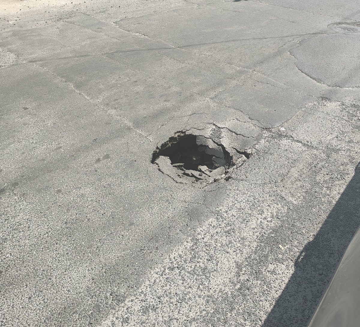 GPineda007's tweet photo. @siapagdl @Trafico_ZMG @Notisistema tiene más de un mes que "trabajan"; sólo vienen a tapar en esta zona calle Belén entre Hospital y Guillermo Prieto, URGE atención, es paso de ambulancias y TP https://t.co/NOCbOL9r5d