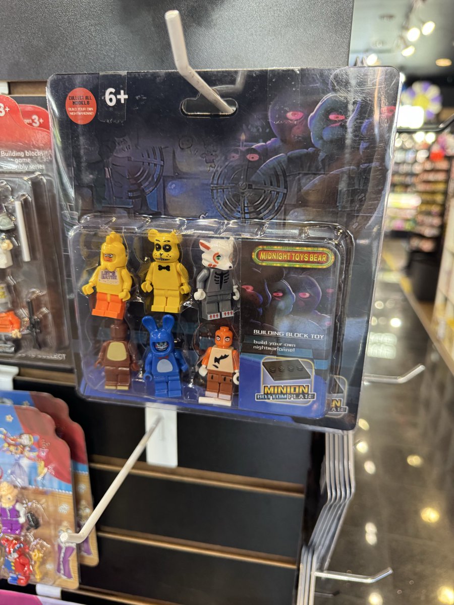 J’ai jamais vu des figurines five nights at Freddy aussi fake!
c’est des lego il y a même pas de marque et Freddy a pas de tête je pleure 😭