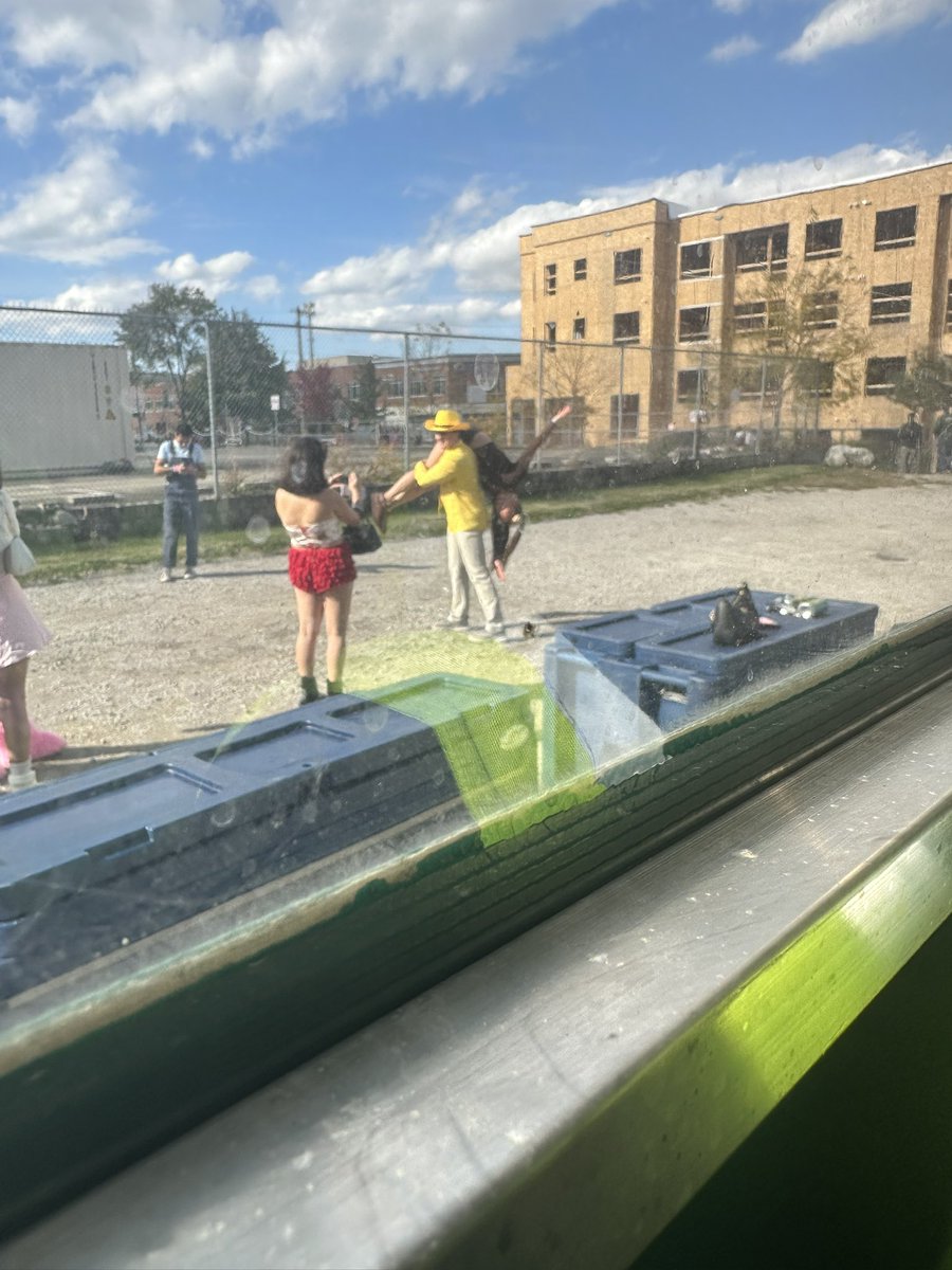 Let’s take a pic infront of everyone #beer #ferda #killlily