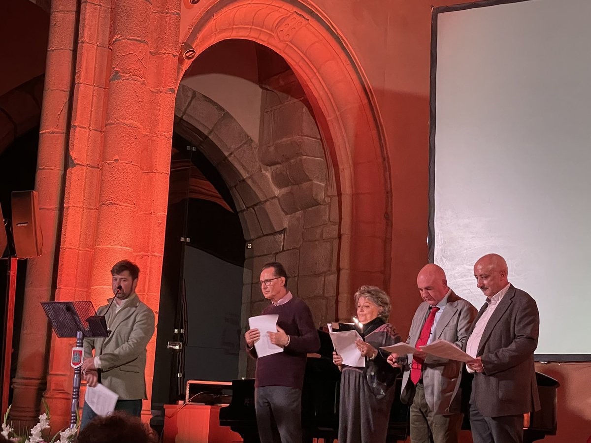 Los agradecimientos corren a cargo de los fantasmillas de esta noche y nuestro presentador.