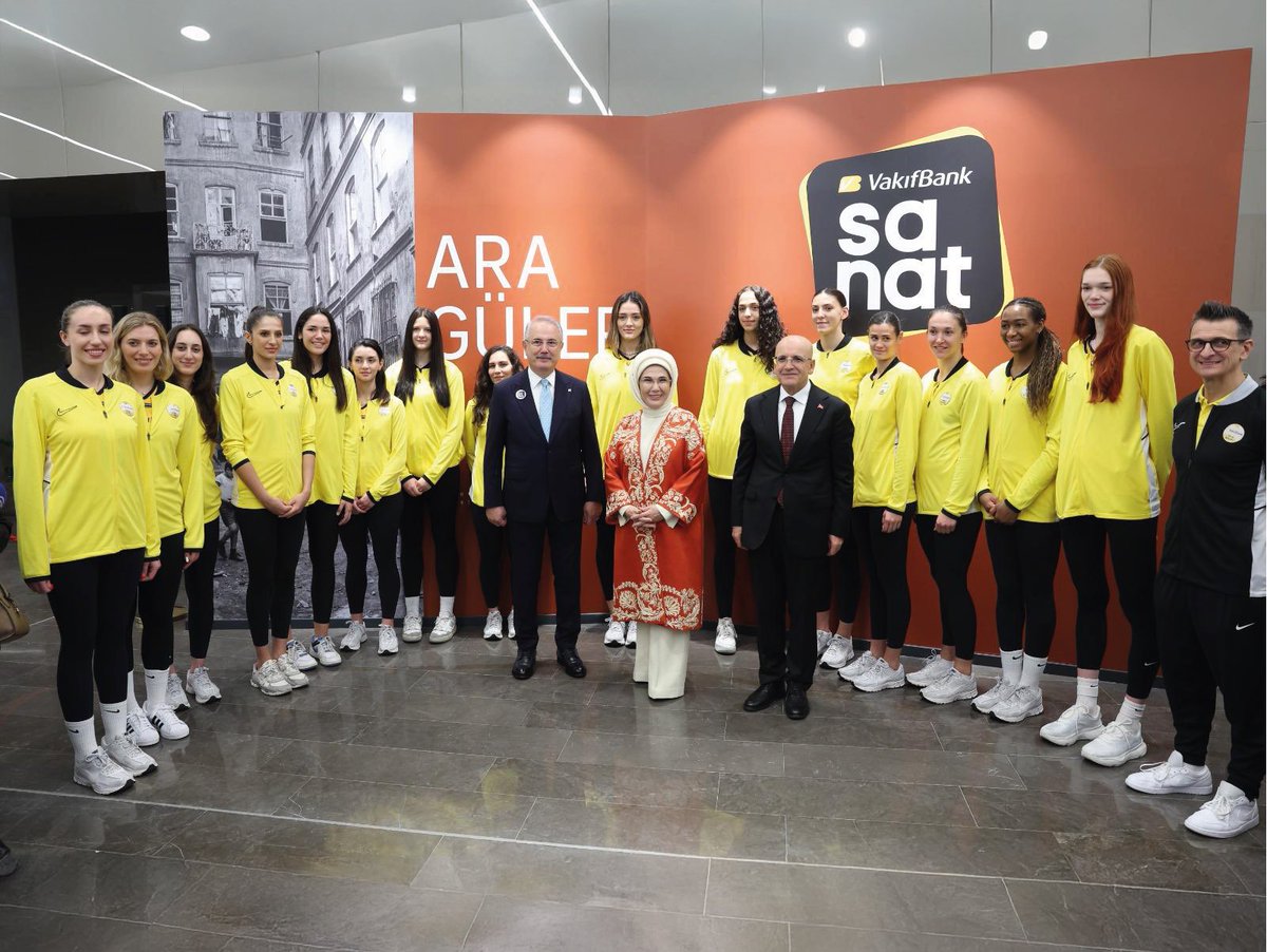 Saygıdeğer Emine Erdoğan Hanımefendi’nin nazik teşrifleriyle VakıfBank Sanat Galerimiz kapılarını  “Ara Güler Sergisiyle” sanatseverlere açtı.