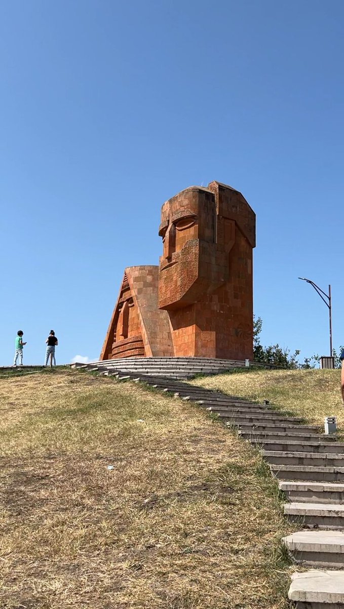 avaruza's tweet photo. Մե՛նք ենք, մեր սարերը» («Տատիկ - պապիկի արձան» հուշարձան կոթողը Ստեփանակերտում, Արցախ, 1 նոյեմբերի, 1967թ.
#Artsakh #Armenia ❤️💔 https://t.co/Gvo7lmGvQz