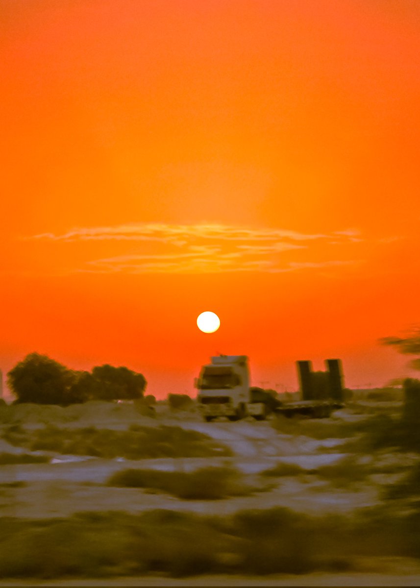 abdullahafriday's tweet photo. I captured some beautiful sunrise photographs in Dubai while on a moving bus.

#sunrise #photography #GoldenHour https://t.co/PJhaCLJwPi