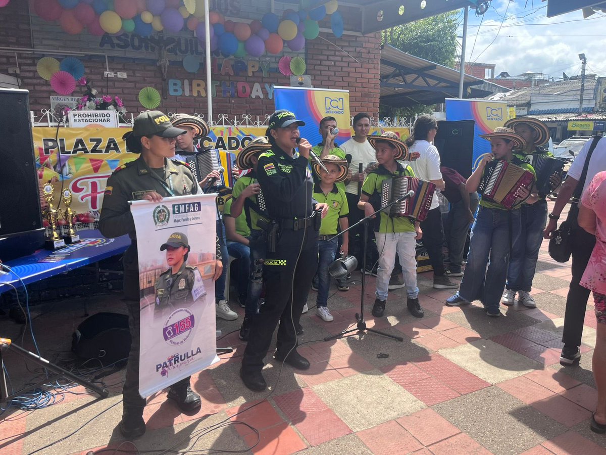 PoliciaDEMAM's tweet photo. 💜 En el marco de la estrategia #EMFAG, nuestra Patrulla Púrpura realizó una jornada preventiva en la Plaza Torcoroma, socializando las líneas de atención 155, 122, 123 y 141, y reafirmando el compromiso con la seguridad y el bienestar de las mujeres en #Barrancabermeja. https://t.co/fOOisKcFSy