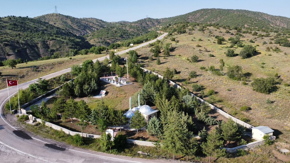 Burası sadece bir fotoğraf değil…
Bu toprakları kendi kanlarıyla sulayan yiğitlerin yattığı Çamoluk Şehitliği.
Hani hep “Türkiye’nin en fakir ilçesi” diye dalga geçtiler ya…
Fakir değiliz, vatan sevgisiyle zenginiz! 🇹🇷
#Çamoluk #Şehitlik #VatanSevgisi #Giresun #KahramanlarÖlmez