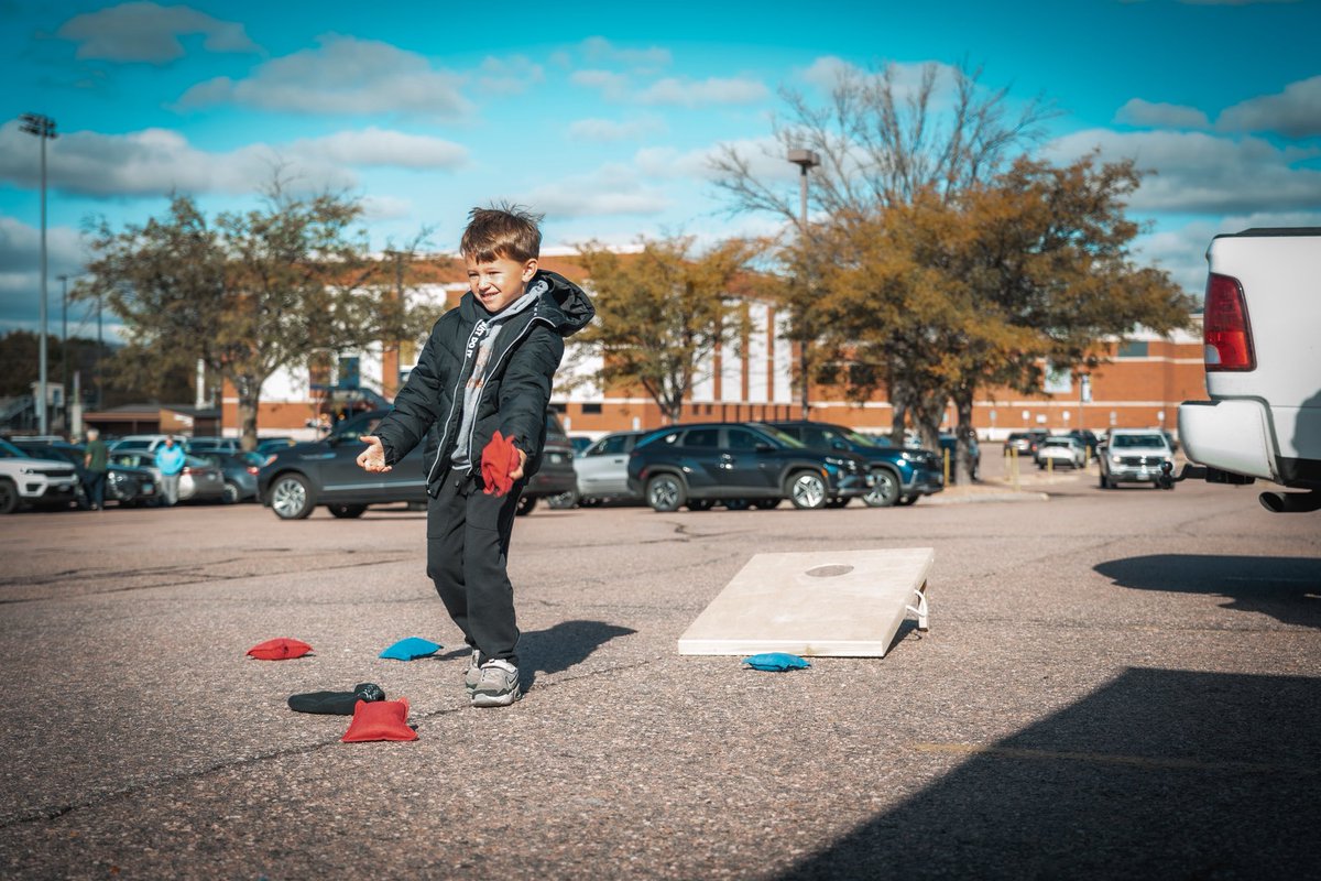TobyForSD's tweet image. Cool weather, college football and great patriots. Thank you Augustana for welcoming our Northern State crew down for the big game.