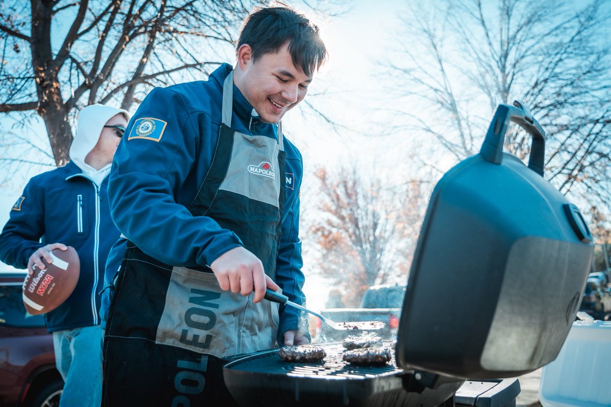 TobyForSD's tweet image. Cool weather, college football and great patriots. Thank you Augustana for welcoming our Northern State crew down for the big game.