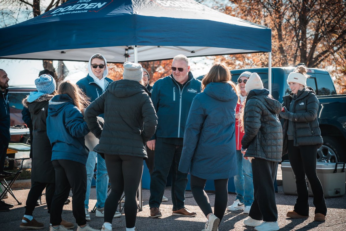 TobyForSD's tweet image. Cool weather, college football and great patriots. Thank you Augustana for welcoming our Northern State crew down for the big game.