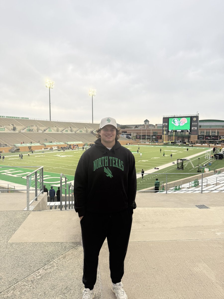 Thank you <a href="/MeanGreenFB/">UNT Football</a> for inviting me out to the game vs navy
<a href="/CoachDBlev/">David Blevins</a>