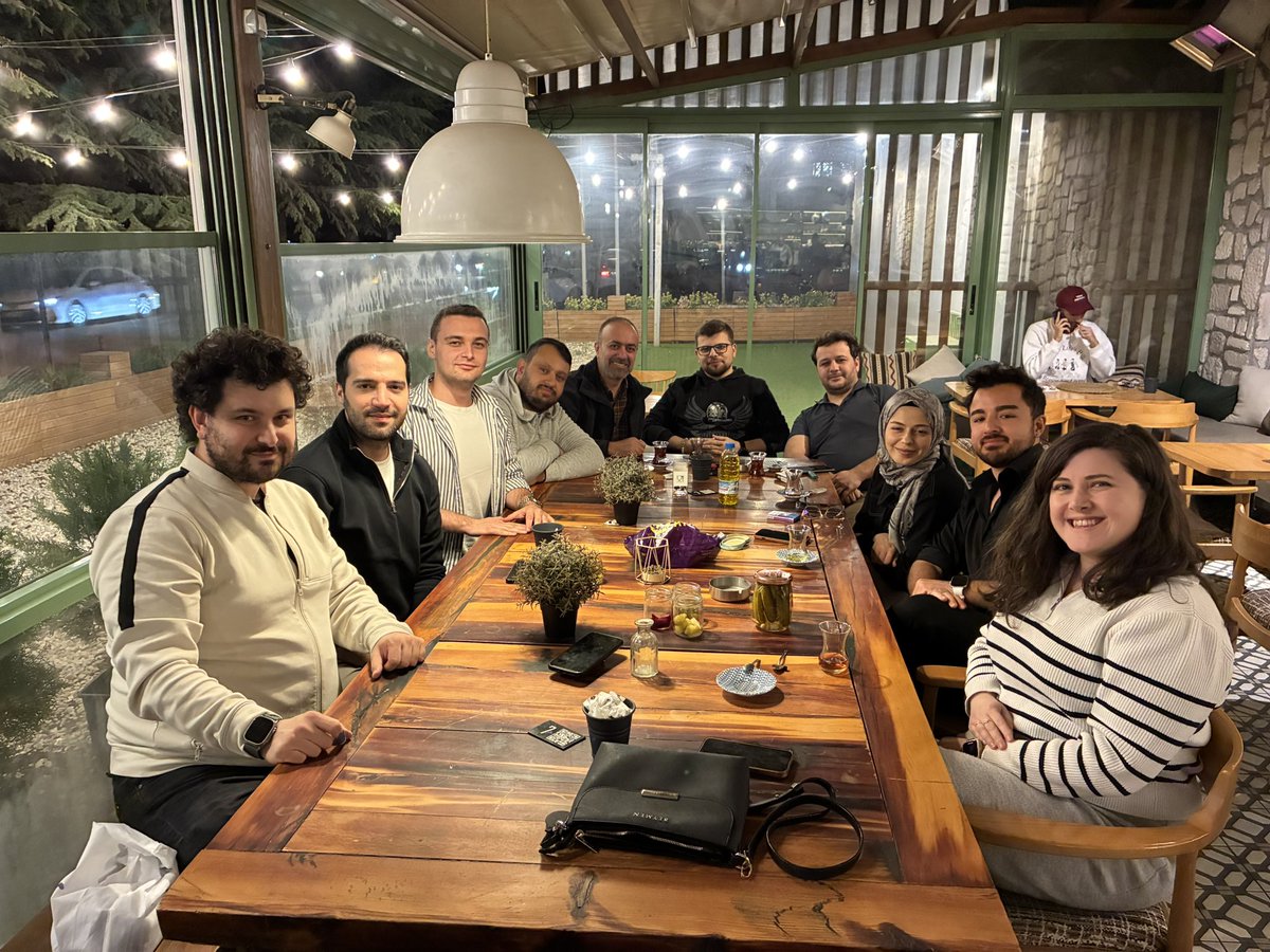 ardabalkandev's tweet image. Bu akşam Eskişehir Yazılımcılar grubu olarak bir kahve buluşması daha yaptık. Çok güzel bir akşamdı, bol bol Swift ve SwiftUI övdüğüme göre rahat bir uyku çekebilirim!