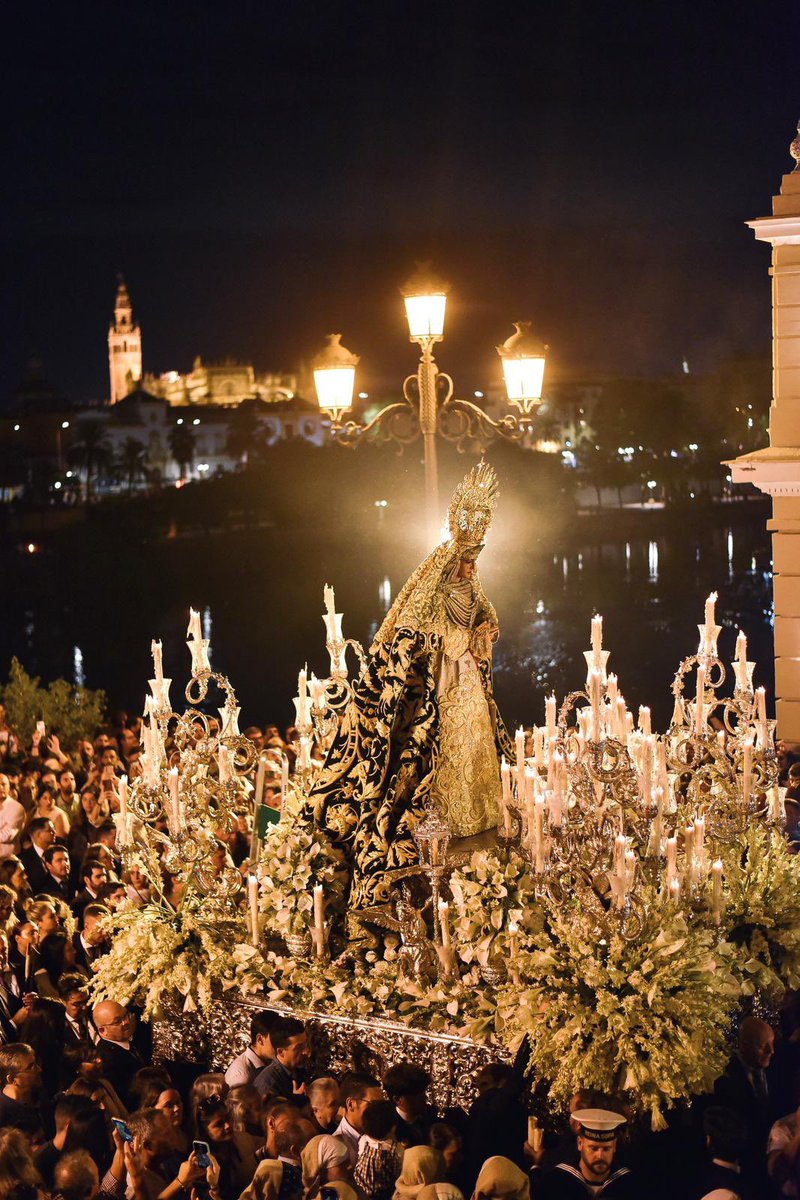 «El barrio de Triana aplaude y llora
al paso de tu gracia soberana,
eres nuestra Esperanza, gran señora,
más pura que la luz de la mañana».

#75DogmaAsunción
#LaMisiónDeLaEsperanza #EsperanzaDeTriana
📸 <a href="/_peedrojesus1/">Pedro Jesús</a>