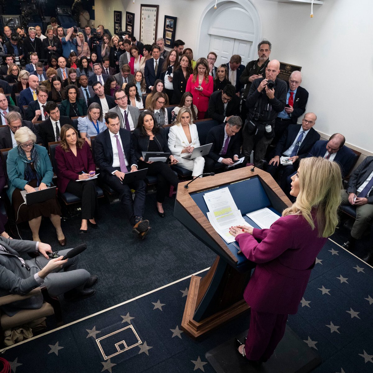 EricLDaugh's tweet image. 🚨 JUST IN: The Trump White House has caught reporters SPYING on Karoline Leavitt, putting their ear to Leavitt’s office door during sensitive conversation with CABINET secretaries.
As a result: “We’ve had to chase reporters down who started strolling into restricted areas…