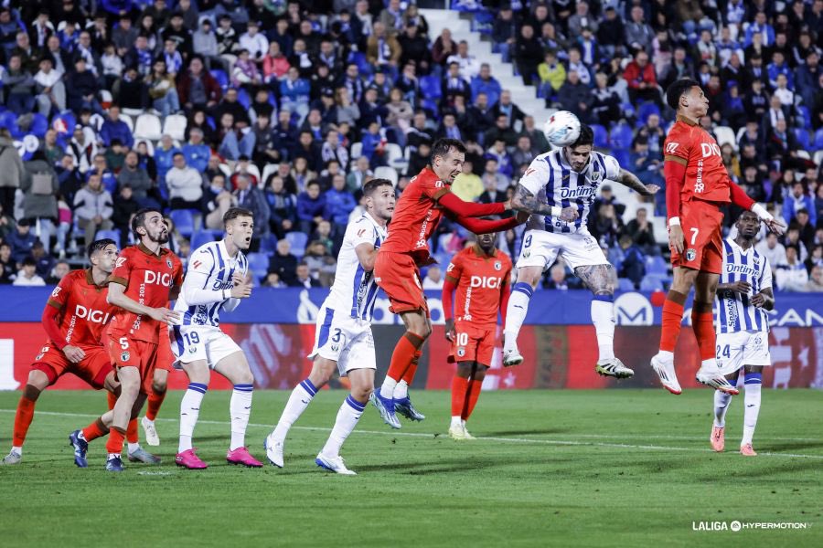 silvacarlosTW's tweet photo. Seis partidos jugados en Butarque, y sólo uno ganado. Quince puntos de 36 sumados. Los datos de un equipo hecho para ascender.
Datos que si a los de arriba no les sirven para dar un cambio a esto la temporada pinta gris. Y puede que, incluso, a negra.

CD Leganés 1-2 Burgos CF. https://t.co/HEV3V7YeOw