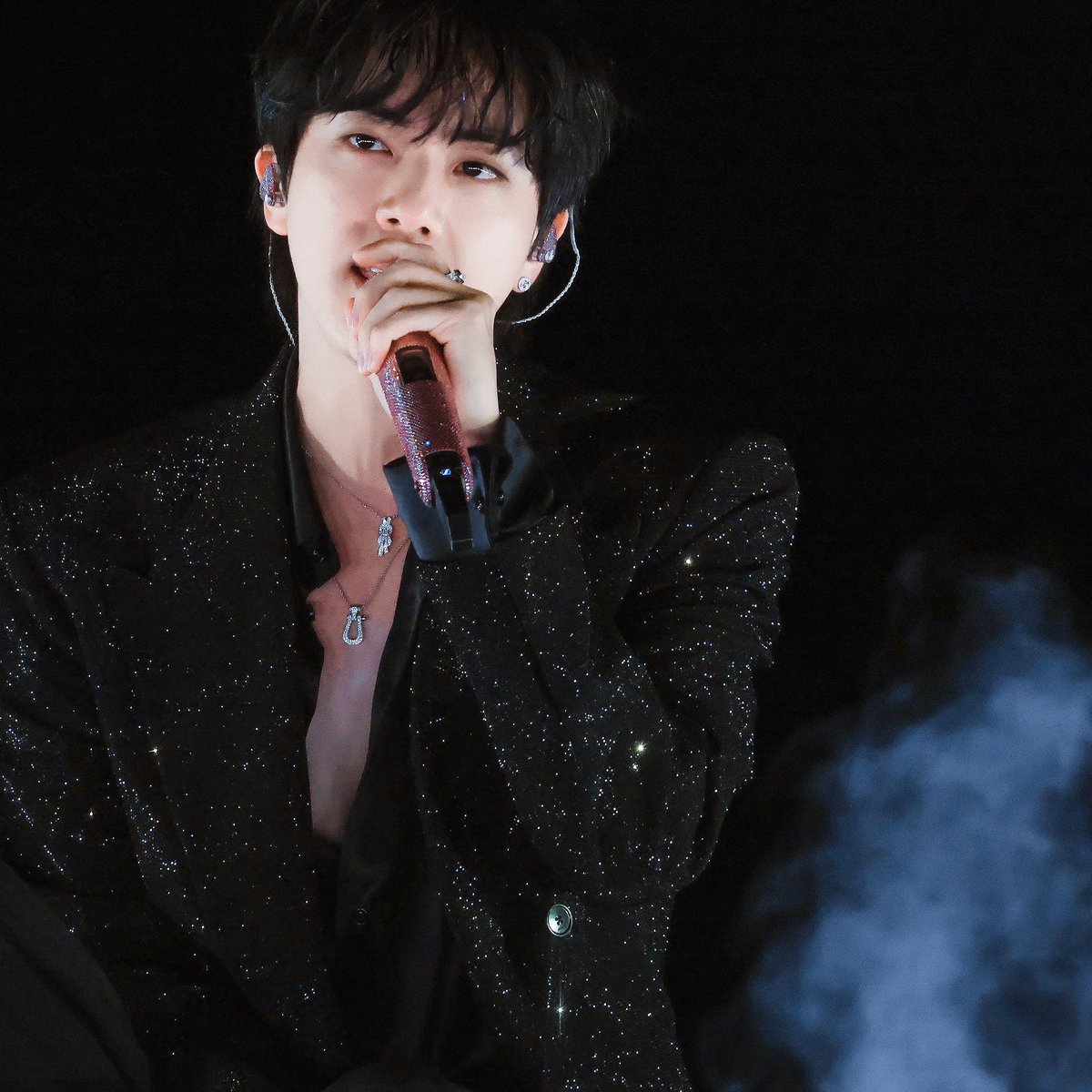 WORLDMUSICAWARD's tweet image. #JIN causes a sensation, announcing his ‘RUNSEOKJIN_EP.TOUR’ movie by surprise at his #Encore Concert, set to premiere in December!💪🕺🏻🏟️🎤🎞️🎬1⃣2⃣🔥👑🖤💜 

#RUNSEOKJIN_epTOUR_ENCORE 
#Jin_TOUR_ENCORE