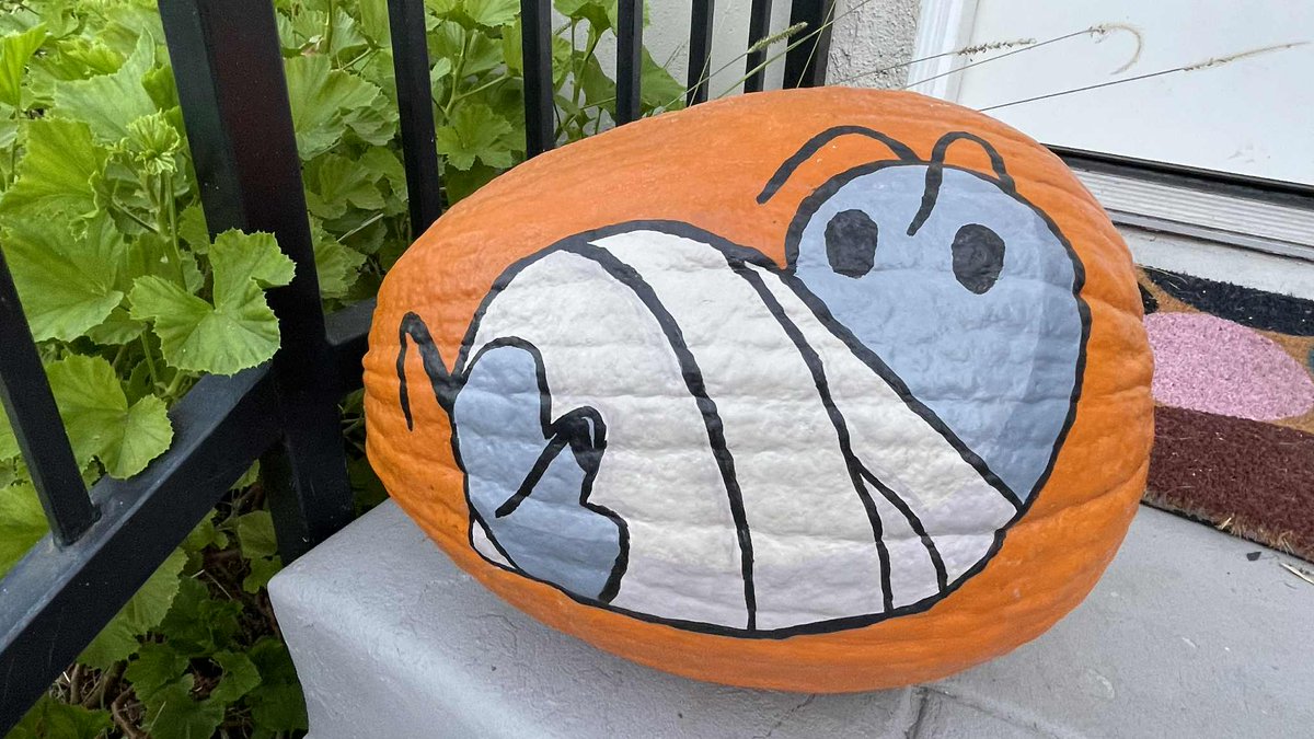 BalakayDraws's tweet photo. Happy Halloween from the Hollow Knight: Silksong enjoyers household, featuring Hornet and the funniest enemy corpse in the game @TeamCherryGames #Silksong https://t.co/DX7ryxiIzz