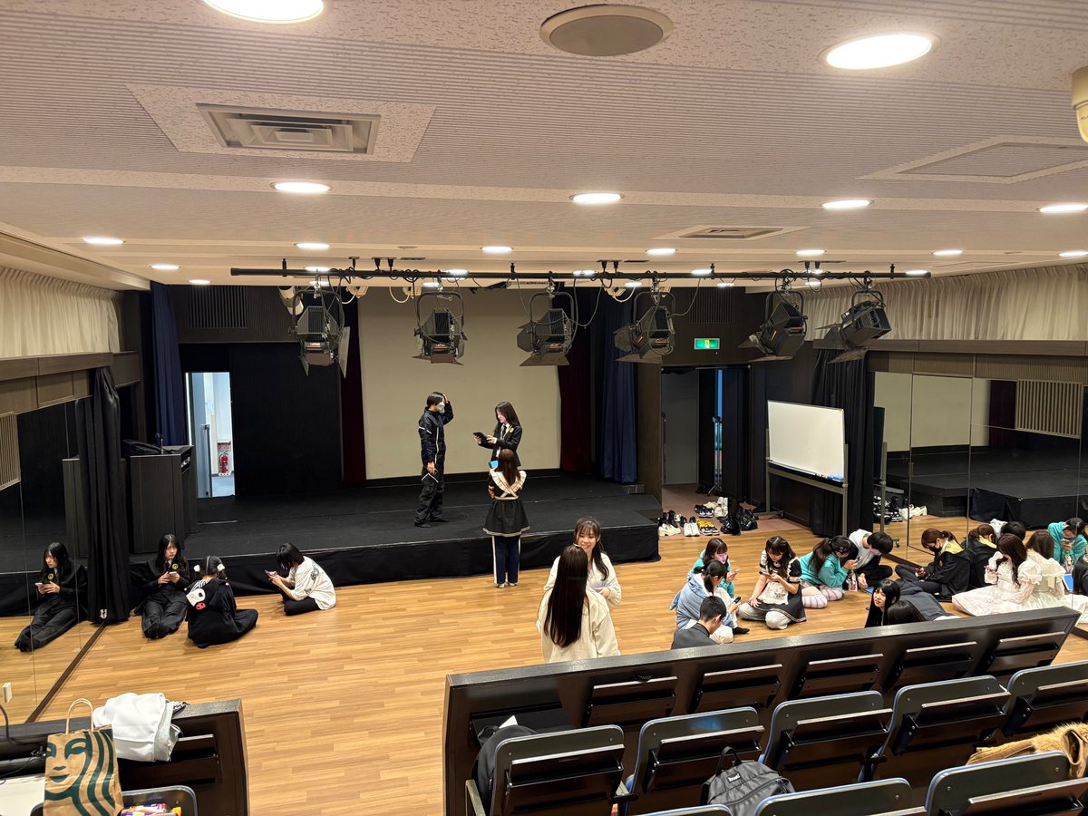 専門学校にて「表現トレーニング」授業。
授業というより演習。１２月発表の出し物を創作中の生徒たち。おもろいもんできるとイイな。