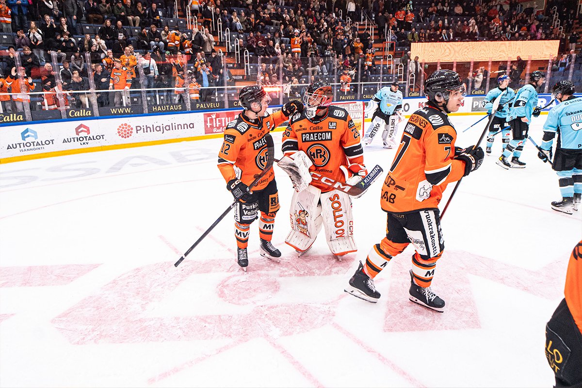 Viikon toisessa Hämeen Herruus -mittelössä saatiin odottaa maaleja aina kolmanteen erään asti. Jatkoajalle venyneen pelin ratkaisi Kerhon eduksi Teemu Rautiainen ylivoimalla.

📰 Otteluraportti: hpk.fi/kerho-voitti-t…

#HPK #Liiga #Hämpton