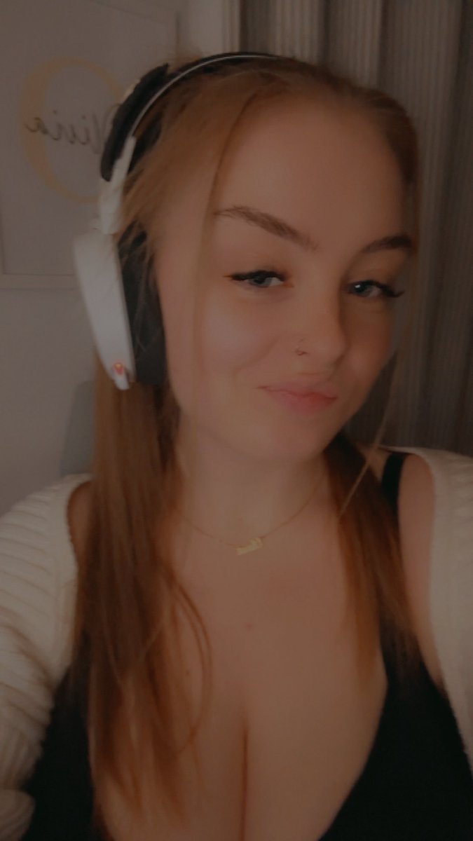 Oliviakeads's tweet photo. LIVE drinks and games with @gigiactually https://t.co/VP8Z0MRroA
