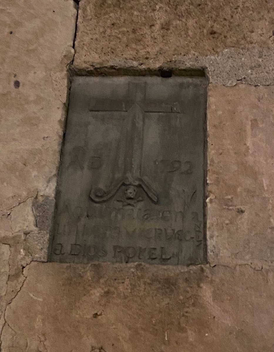 Hay una Salamanca misteriosa que envuelve al que se topa con ella. 

Son muchos los rincones sorprendentes, en los que solo un observador cuidadoso o alguien al que un salamantino le cuente, puede percibirlos.

Uno de ellos es este epitafio anònimo de 1796 en una esquina de la