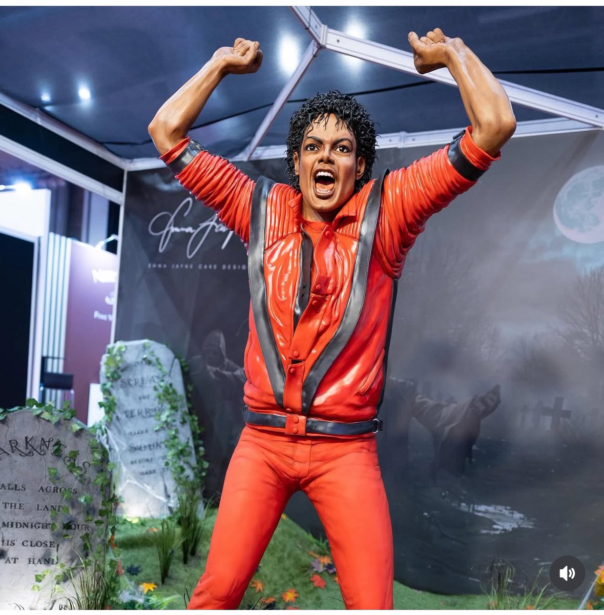 MJInnocentUK's tweet image. #MJFAM - YOU HAVE TO SEE THIS!!
A cake artist has spent weeks creating a 6 foot cake of @MichaelJackson’s THRILLER &amp;amp; it is PHENOMENAL!!! 

It’s on display RIGHT NOW in the UK. 

It’s so great, we have had to make a *THREAD* so you can discover it more in depth below! ⬇️