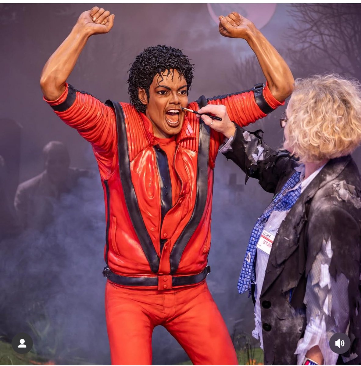 MJInnocentUK's tweet image. #MJFAM - YOU HAVE TO SEE THIS!!
A cake artist has spent weeks creating a 6 foot cake of @MichaelJackson’s THRILLER &amp;amp; it is PHENOMENAL!!! 

It’s on display RIGHT NOW in the UK. 

It’s so great, we have had to make a *THREAD* so you can discover it more in depth below! ⬇️