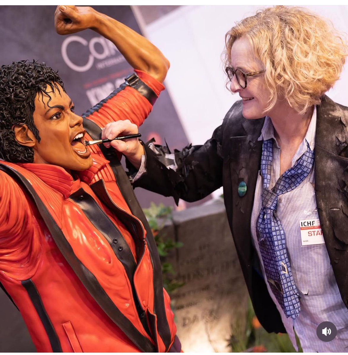 MJInnocentUK's tweet image. #MJFAM - YOU HAVE TO SEE THIS!!
A cake artist has spent weeks creating a 6 foot cake of @MichaelJackson’s THRILLER &amp;amp; it is PHENOMENAL!!! 

It’s on display RIGHT NOW in the UK. 

It’s so great, we have had to make a *THREAD* so you can discover it more in depth below! ⬇️