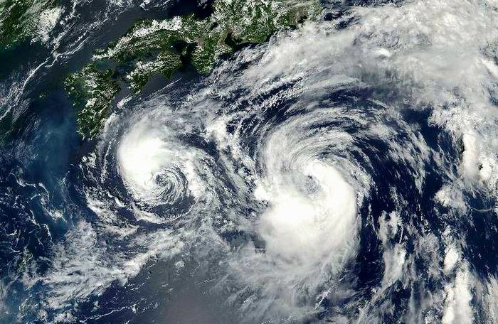 geologyBits's tweet photo. 🟥 🌀 The Fujiwhara Effect
It is a rare but fascinating meteorological phenomenon involving the interaction between two nearby cyclonic vortices.
❤️ 🔁 #FujiwharaEffect #StormDance
🎞 @TheHistoryPage1
Such as tropical cyclones (hurricanes or typhoons), extratropical cyclones, or low-pressure systems.
It manifests as a dynamic "dance" where the two vortices begin to orbit each other around a common center of mass, often closing the distance between their low-pressure cores and potentially leading to deflection, merger, or absorption.
Named after Japanese meteorologist Sakuhei Fujiwhara, who first described it in 1921 based on laboratory experiments with water vortices, the effect is most commonly observed in the northwestern Pacific basin due to the higher frequency of simultaneous tropical cyclones there, though it occurs less often in the Atlantic and Indian Oceans.
Meteorologically, it is characterized by the mutual attraction and rotational influence of the cyclones' circulations, which can alter their tracks, intensify or weaken one system relative to the other, and complicate forecasting.
The interaction typically becomes noticeable when the vortices are within about 1,400 km (870 miles) of each other, with acceleration in rotation rates occurring at closer ranges like 650 km (400 miles).
Outcomes vary: equal-sized cyclones may symmetrically orbit a midpoint before merging; an unequal pair sees the smaller vortex circling the larger one, often resulting in absorption and a potentially stronger combined system; or they may simply deflect each other without merging.
This can lead to stalled storm paths, increased rainfall over affected regions, or heightened risks from intensified winds and surges.
▶️ The Fujiwhara Effect arises from fundamental fluid dynamics principles applied to atmospheric vortices.
It forms when two cyclonic systems, both rotating counterclockwise in the Northern Hemisphere (or clockwise in the Southern), approach within a critical distance, typically around 1,350 km (about 12 degrees of latitude), allowing their tangential wind fields and pressure gradients to interact.
Initially observed in Fujiwhara's 1920s tank experiments, where two vortices in water naturally tended toward symmetry by orbiting a shared axis, the process in the atmosphere follows a similar progression;
▪️ Proximity and Initial Attraction: As the cyclones draw near, the outer wind circulations of each begin to influence the other's steering currents.
The low-pressure cores create a mutual gravitational-like pull, narrowing the gap between them due to the conservation of angular momentum and vorticity (the measure of rotation in the fluid).
▪️ Orbital Motion: The vortices start cyclonically rotating around their combined center of mass, akin to two planets in a binary system.
Rotation speeds up as they close in, driven by the intensification of relative vorticity and the Coriolis effect, which amplifies the curving paths.
▪️ Resolution Phase: Depending on size and strength, the interaction resolves with the smaller system orbiting and merging into the larger (common in unequal pairs), full coalescence into a single vortex (in equal pairs), or separation after deflection.
Environmental factors like wind shear or ocean temperatures can influence the duration and intensity.
This effect underscores the chaotic yet predictable nature of cyclone dynamics, often posing challenges for weather models.