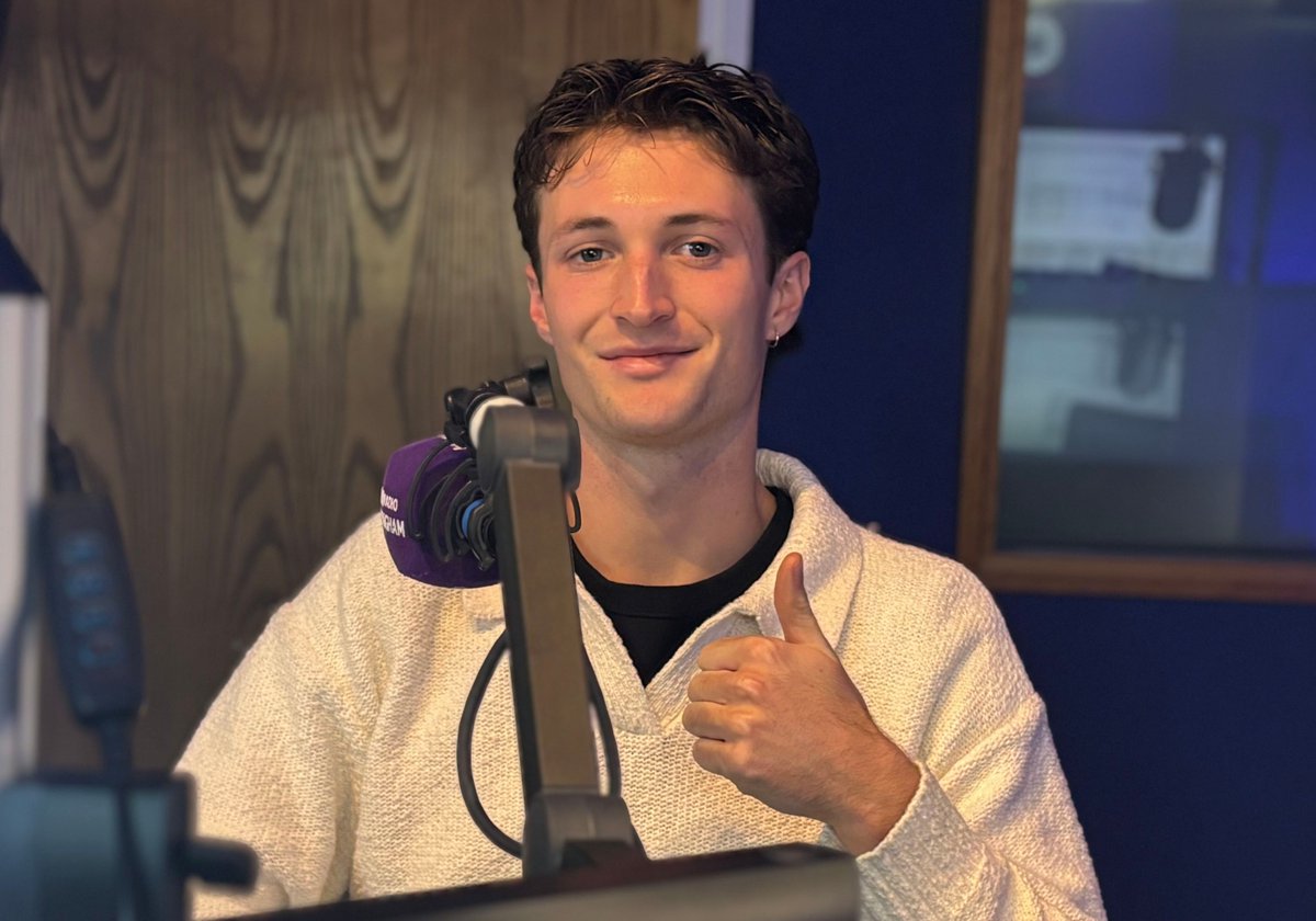 A real treat now as <a href="/deanjacksondj/">Dean Jackson</a> talks to <a href="/henrymoodieuk/">henry moodie</a> as he releases his debut album, ‘Mood Swings.’ Henry performs ’Pick Up The Phone’ live in the studio, talks about his musical journey and his track ‘Dear Drew’.

bbc.co.uk/programmes/m00…