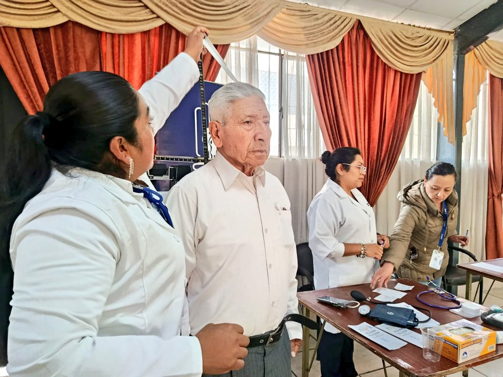 IESSChimborazo's tweet photo. #IEESenTerritorio| Nos acercamos a ti, porque tu bienestar es lo más importante.
Las #BrigadasIntegrales del IESS visitaron la Casa del Adulto Mayor, brindando atención médica y de enfermería con cariño y compromiso.
Cuidamos de quienes más lo necesitan. 💪👩⚕️👨⚕️ https://t.co/4pPiwGlom1