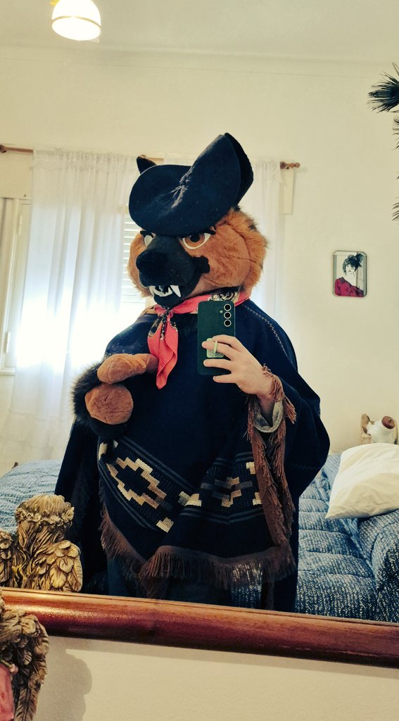 My first #FursuitFriday ! A bit late maybe jeje. Aprovechando la fiesta de halloween para meter onda gauchezca, Huiiira carajo!!